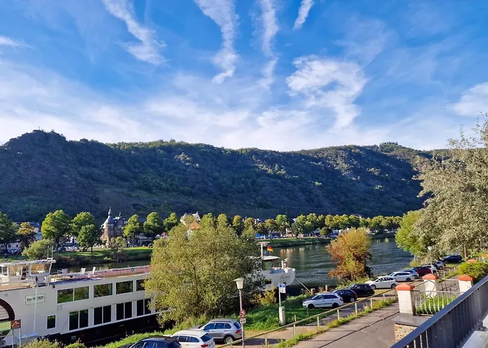 Apartamento Vivamosel: Mit Mosel & Burgblick - Balkon - Parken - Aufzug - Fahrradraum